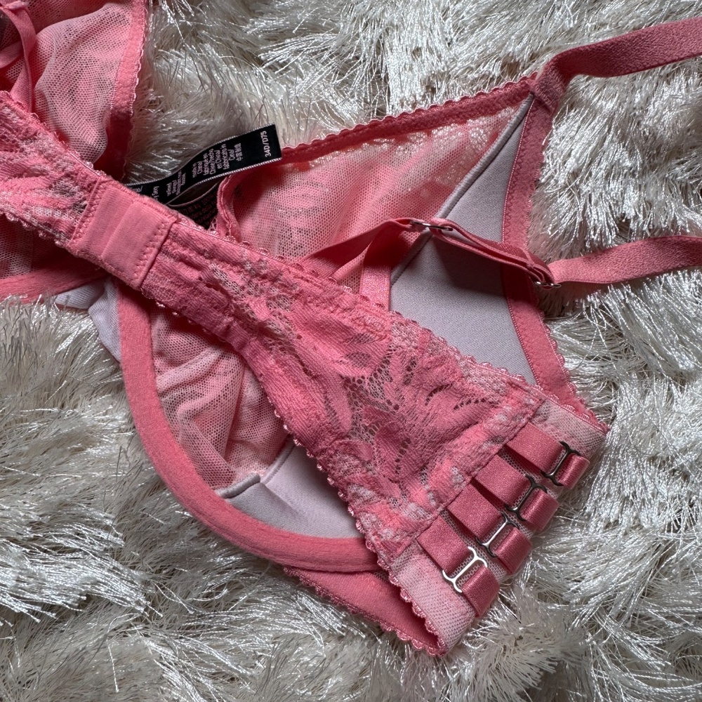 Sheer cup lace VS bra with side hardware detail. - Picture 9 of 10
